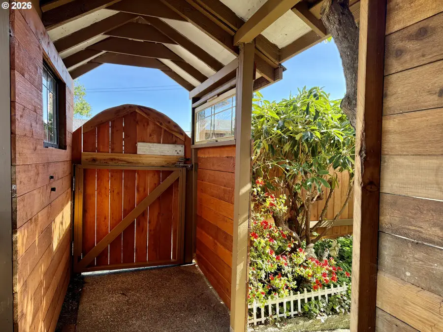 407 S Empire Blvd, Coos Bay, OR 97420 - #3