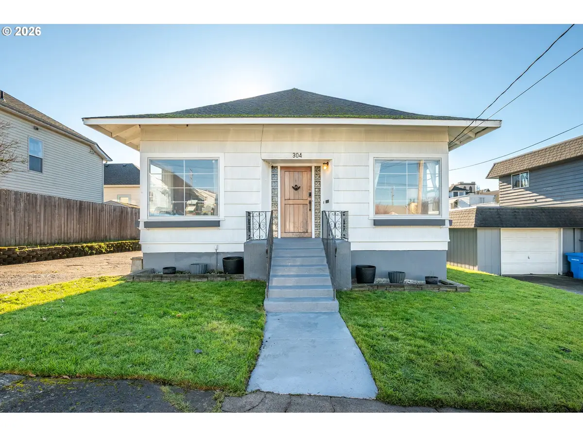 304 Crawford St, Kelso, WA 98626 - #1