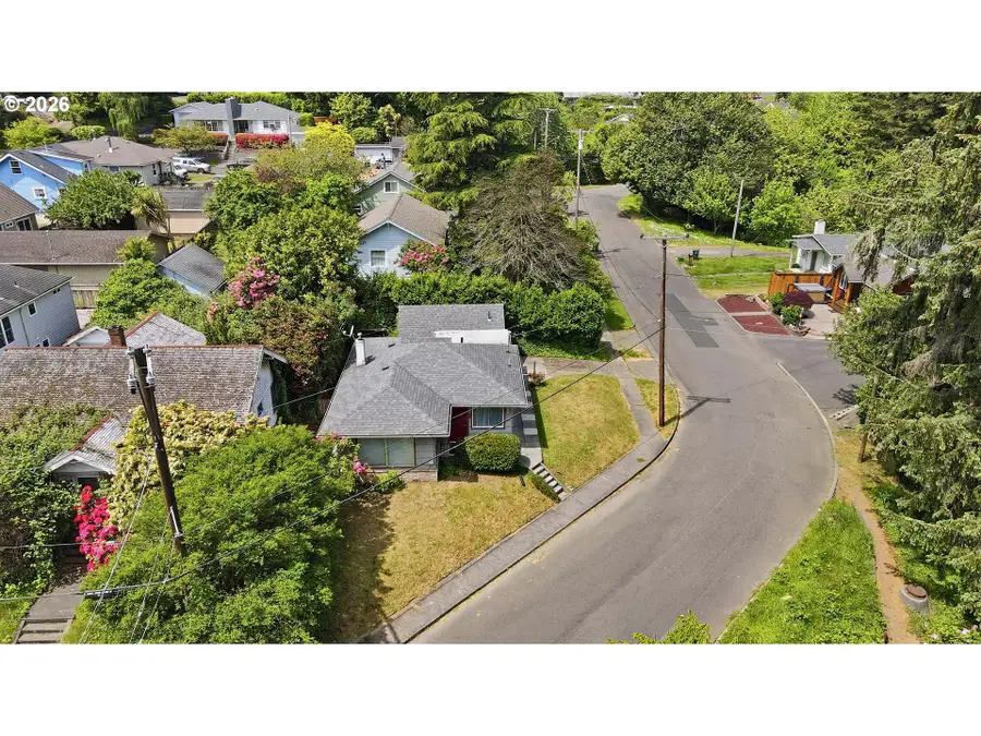685 N 12th St, Coos Bay, OR 97420 - #3