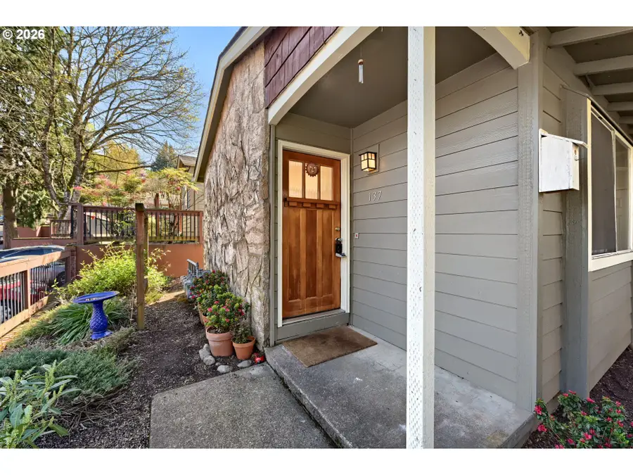 137 SE 73rd Ave, Portland, OR 97215 - #2