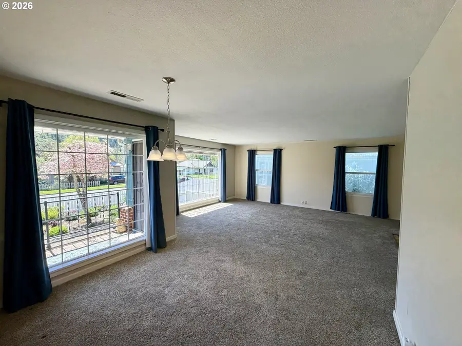 215 NE Broadway St, Myrtle Creek, OR 97457 - #2