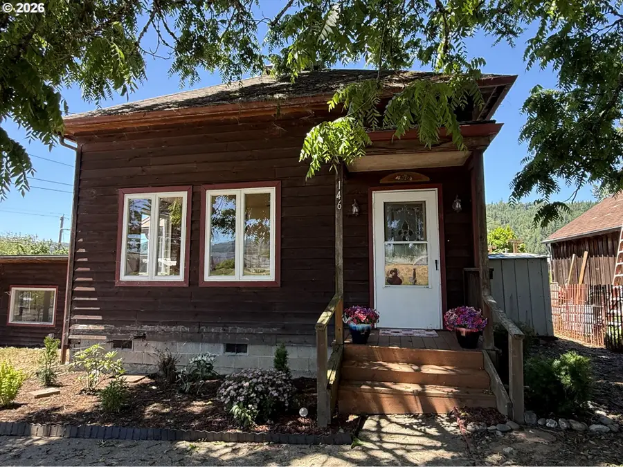 146 1st St, Myrtle Point, OR 97458 - #2