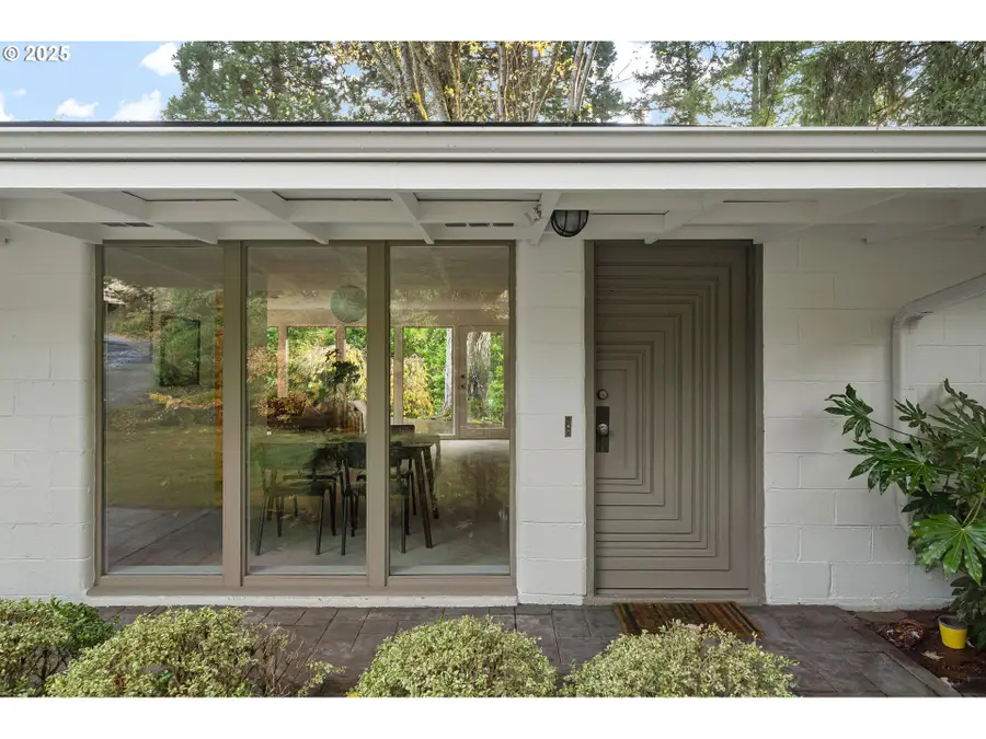 2818 SW Mitchell Ct, Portland, OR 97239 - Image #2