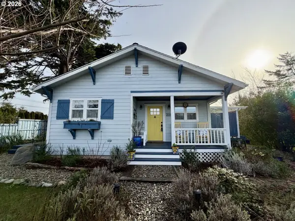 886 1st St Se, Bandon, OR 97411