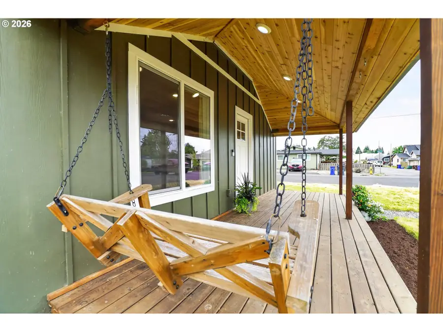 502 E 4th St, Molalla, OR 97038 - #3