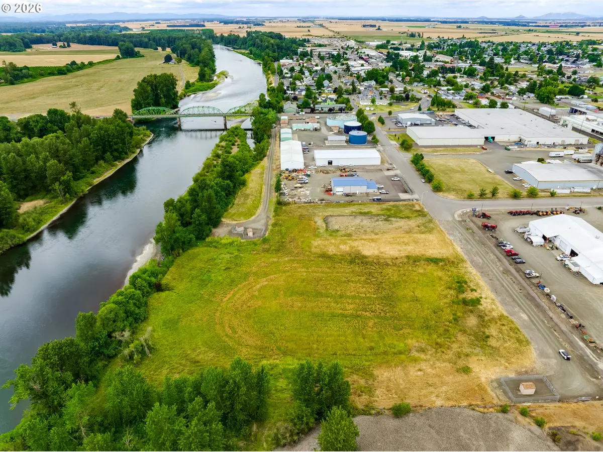930 S 2nd St, Harrisburg, OR 97446 - #1