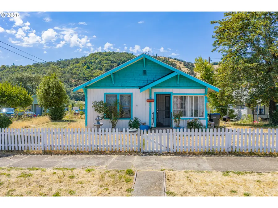 1566 SE Mill St, Roseburg, OR 97470 - #2