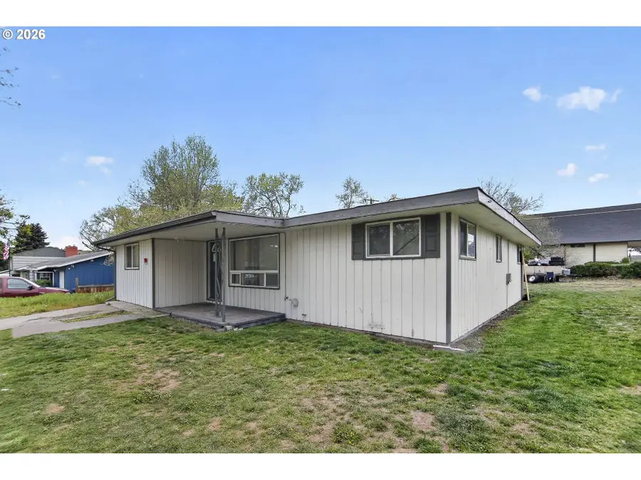 376 NE Chestnut St, Madras, OR 97741 - #2