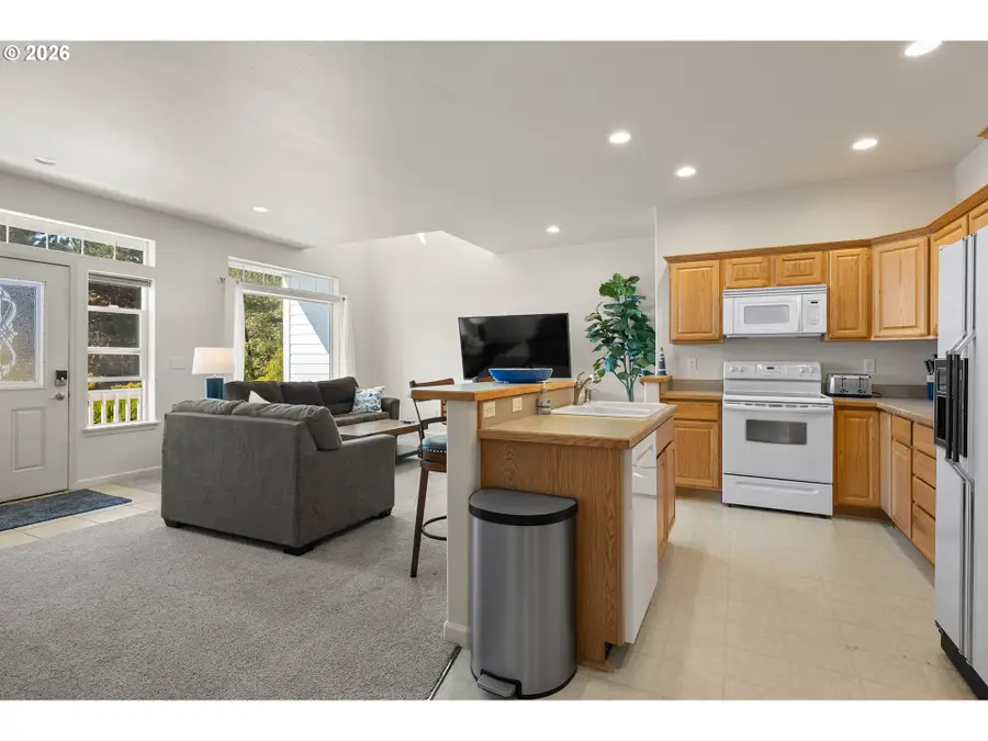 1011 10th St, Florence, OR 97439 - #2