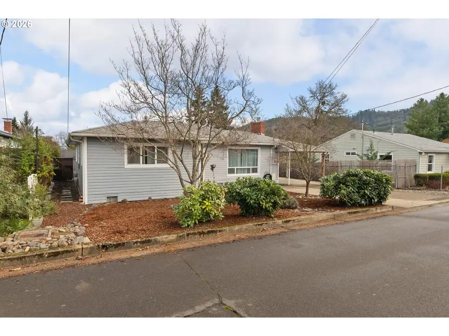 439 W Agee St, Roseburg, OR 97471 - Image #2