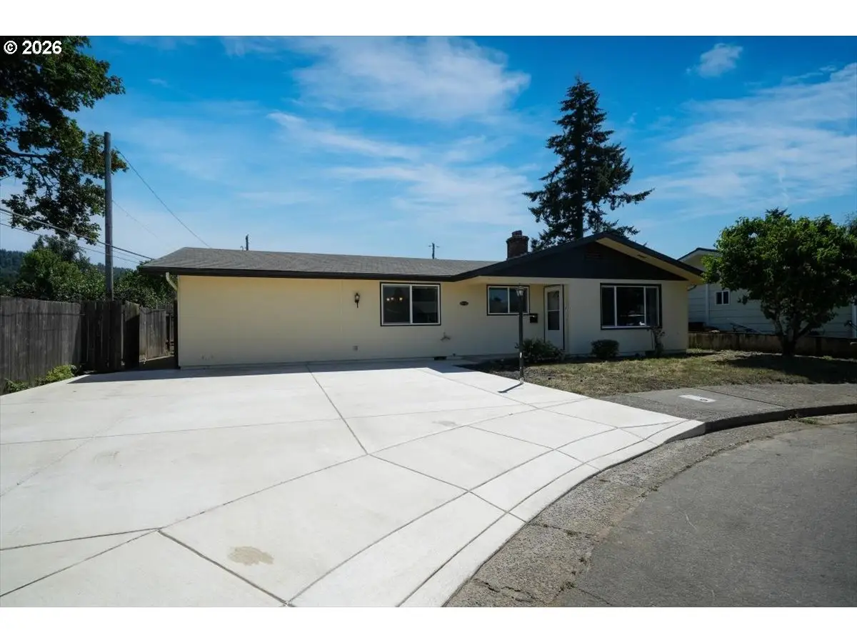1081 E Jackson Ave, Cottage Grove, OR 97424 - #1