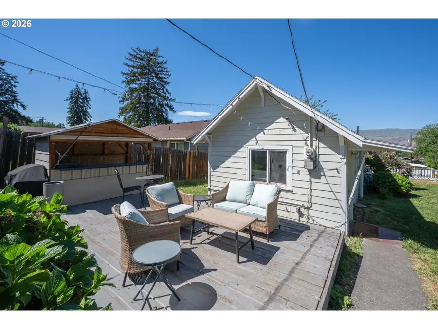 904 E 14th St, The Dalles, OR 97058 - #2