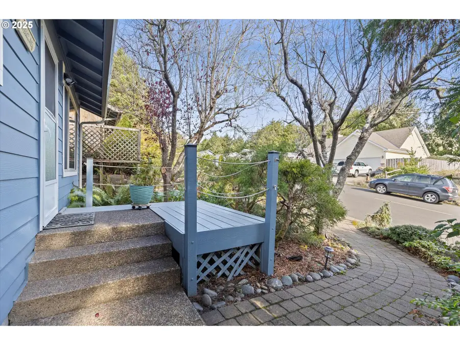 1420 SW Fairway Dr, Waldport, OR 97394 - Image #2