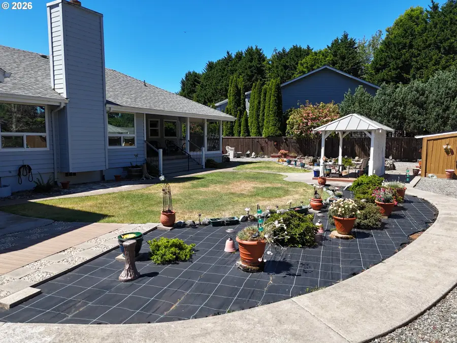 961 Helen Ln, Brookings, OR 97415 - #2