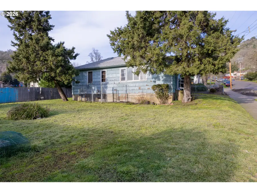 764 NE Nash St, Roseburg, OR 97470 - #3