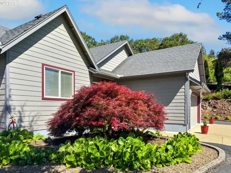 1939 Fairhill Dr, Roseburg, OR 97471 - #2