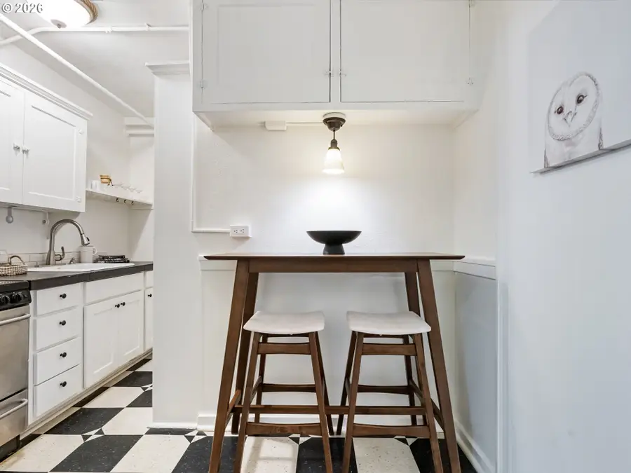 1811 NW Couch St #102, Portland, OR 97209 - #3