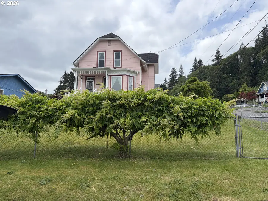 322 W D St, Rainier, OR 97048 - #2