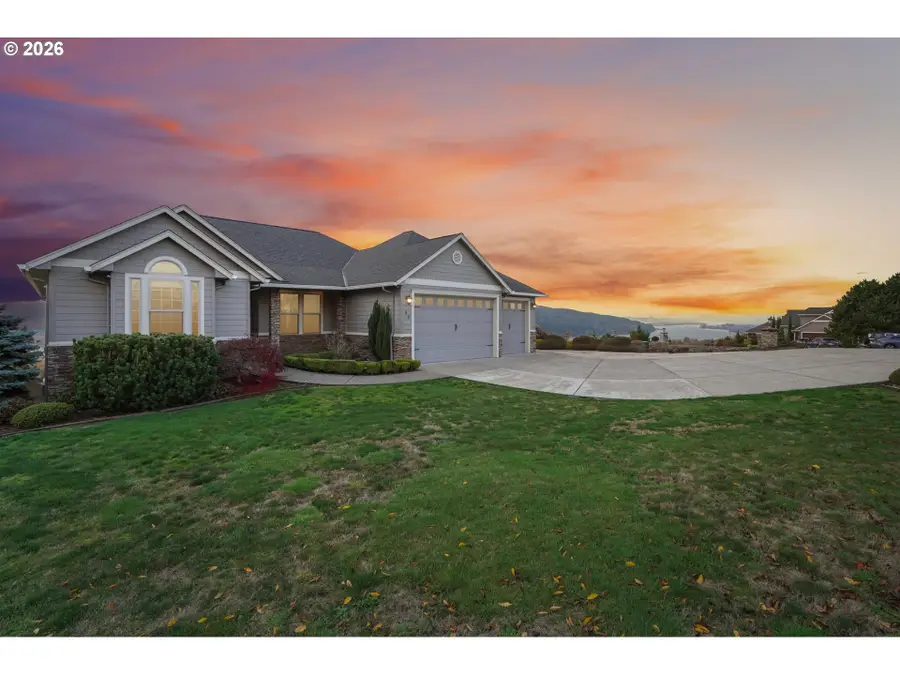 49 Essex Dr, Kelso, WA 98626 - #2