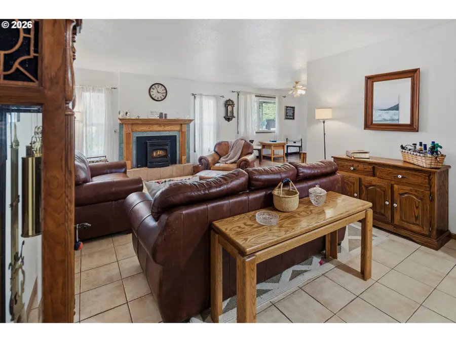 6777 Oakridge Dr, Gladstone, OR 97027 - #3