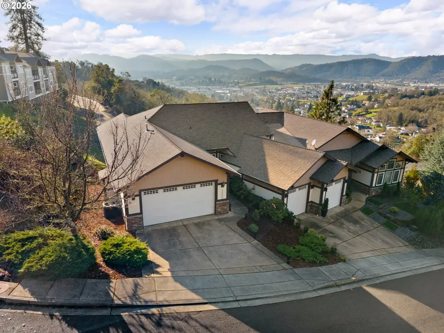 1556 NE Kennedy Loop Dr, Roseburg, OR 97470 - #3