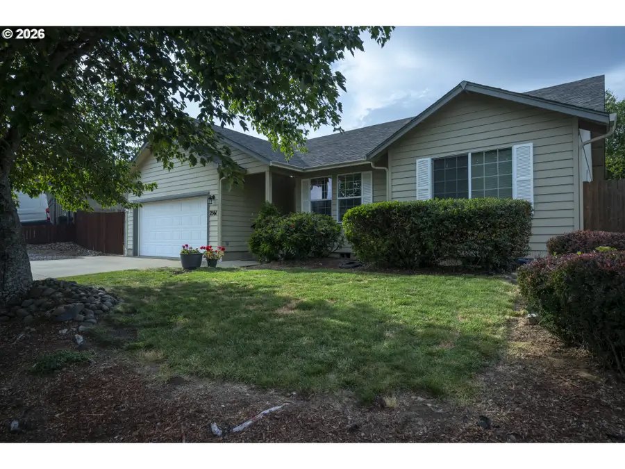 2561 Golfview Ave, Sutherlin, OR 97479 - #2
