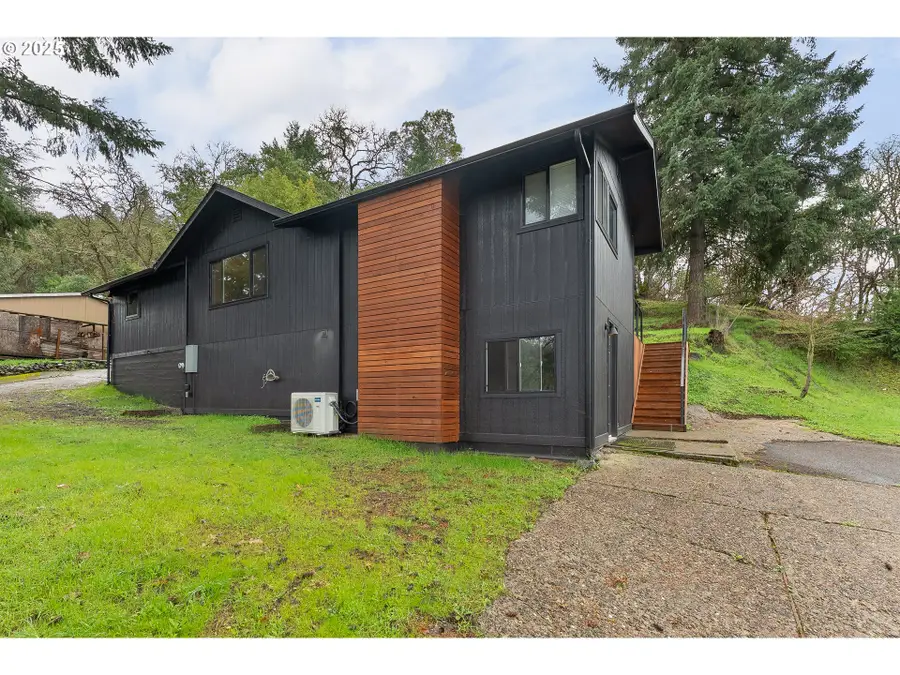 1303 SE Strong Ave, Roseburg, OR 97470 - Image #2