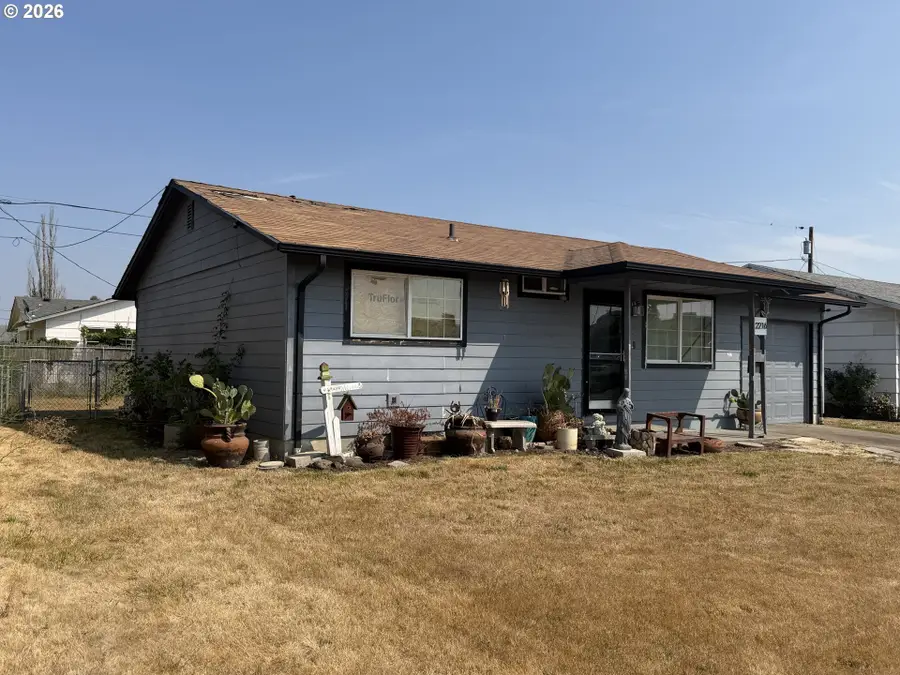 2216 Country Club Rd, Woodburn, OR 97071 - #2