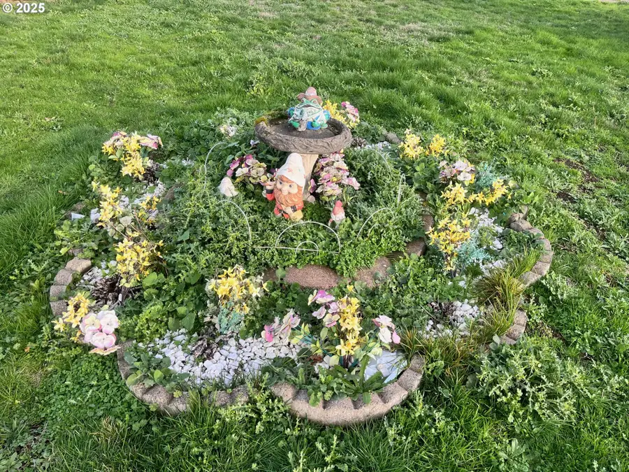 335 Holbrook Ln, Creswell, OR 97426 - Image #2