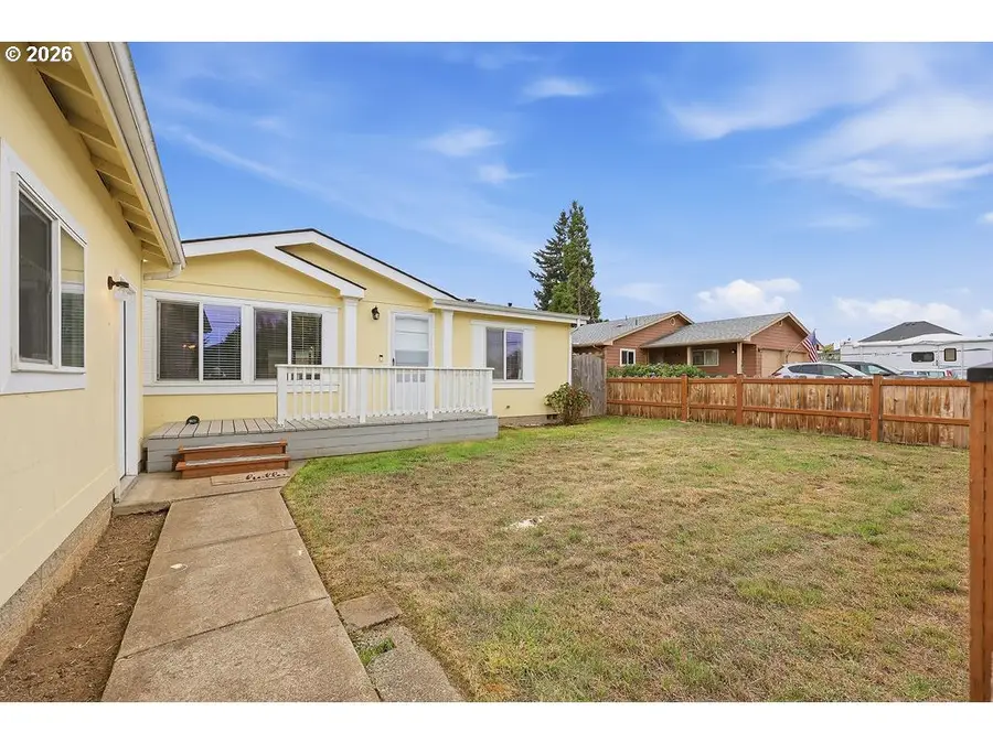 1055 W Oregon Ave, Creswell, OR 97426 - #2