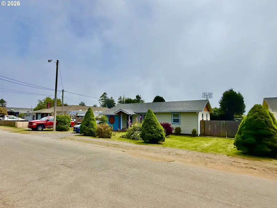 321 Maple St, Brookings, OR 97415 - #3