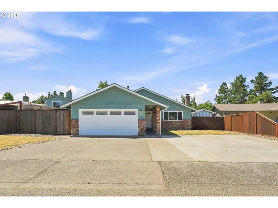 305 Meadow Ln, Creswell, OR 97426 - #2