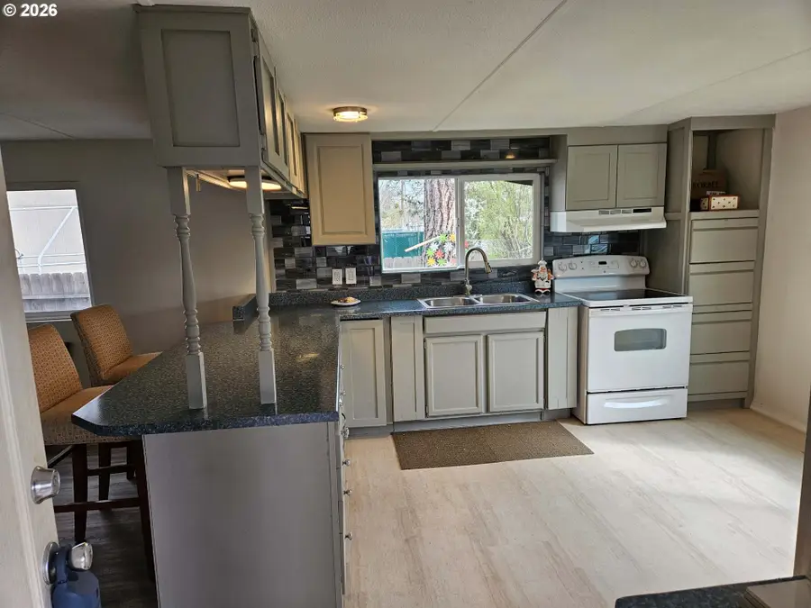 380 W Gregory Rd #1, Central Point, OR 97502 - #2