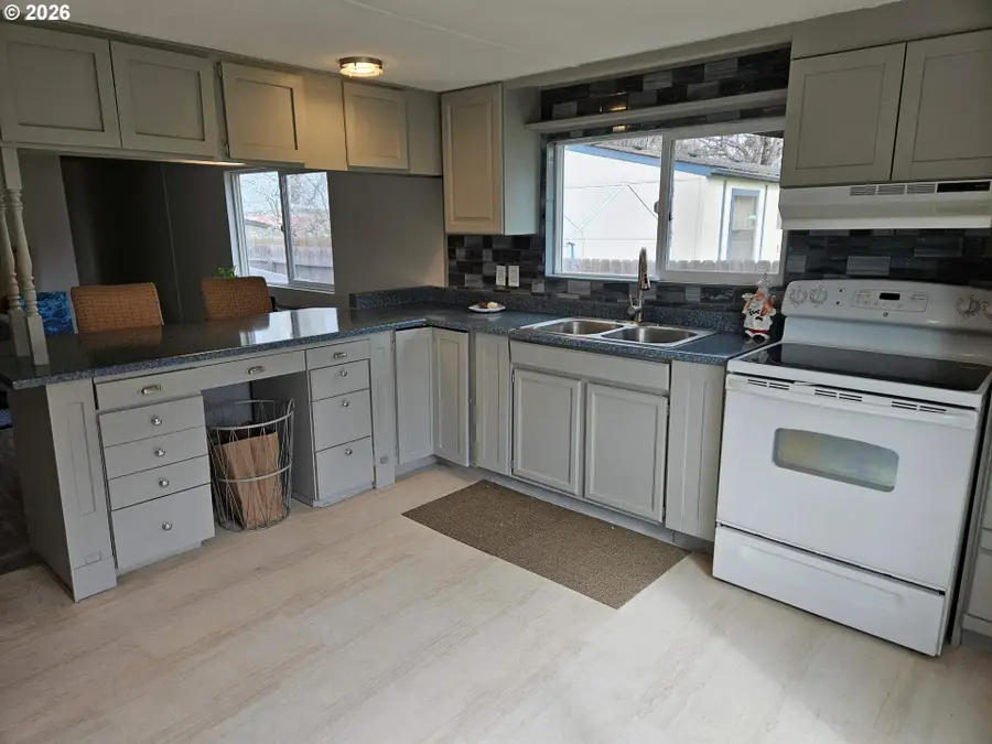 380 W Gregory Rd #1, Central Point, OR 97502 - #3