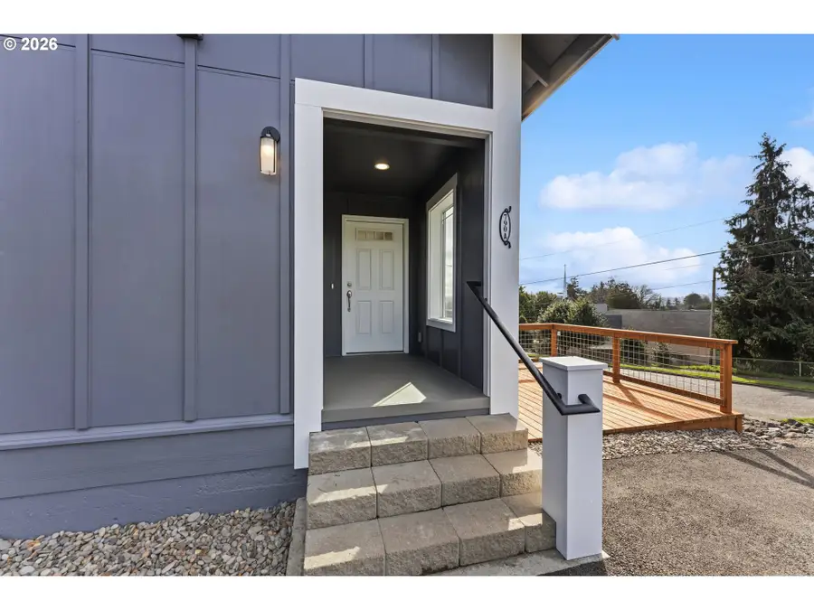 790 Oregon Ave, North Bend, OR 97459 - #3