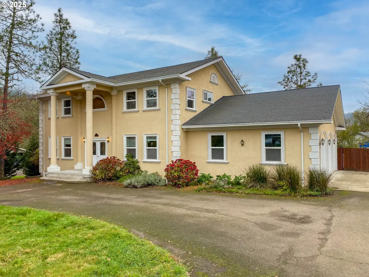 3133 NE Douglas Ave, Roseburg, OR 97470 - Image #1