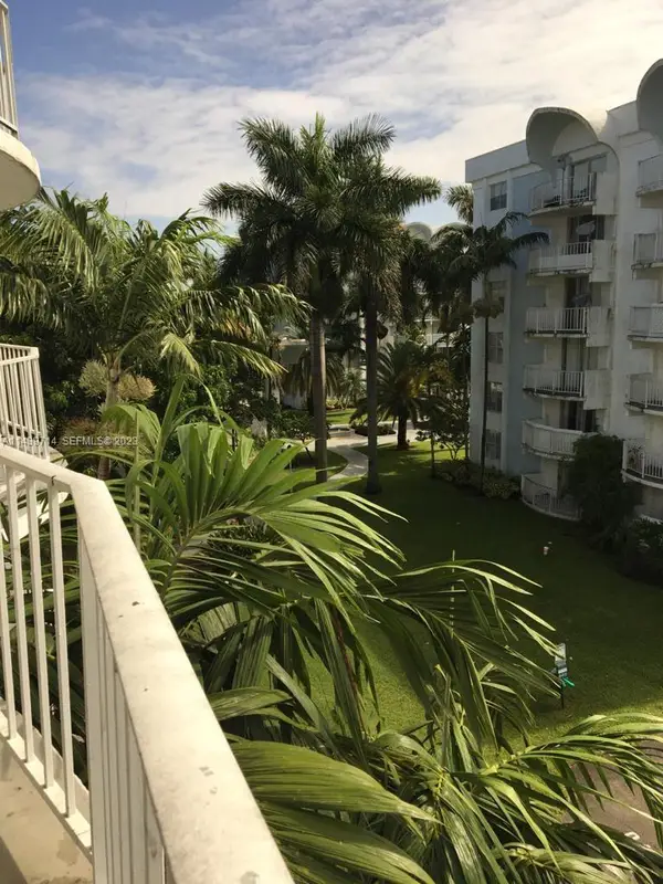 498 NW 165th St Road #D401, Miami, FL 33169