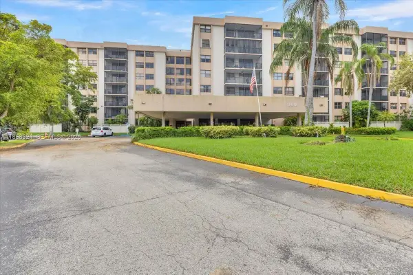 900 NE 195th Street #607, Miami, FL 33179