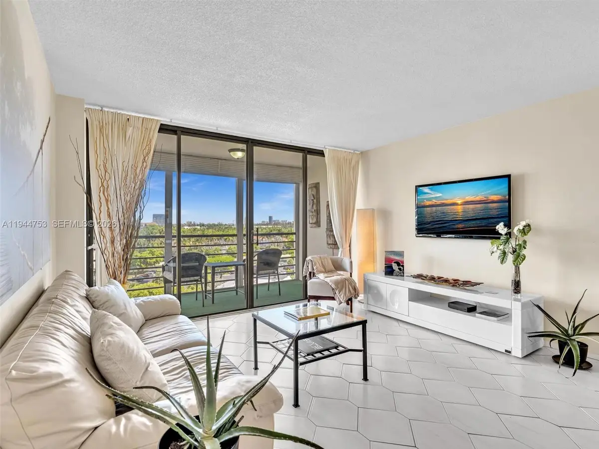 20400 W Country Club Drive #817, Aventura, FL 33180 - #1