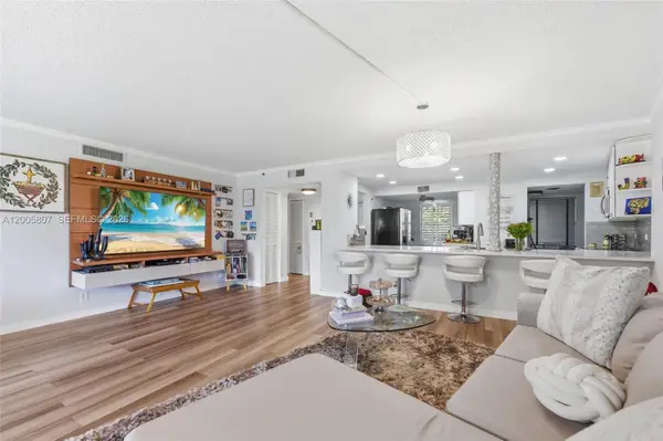 625 Oaks Drive #304, Pompano Beach, FL 33069