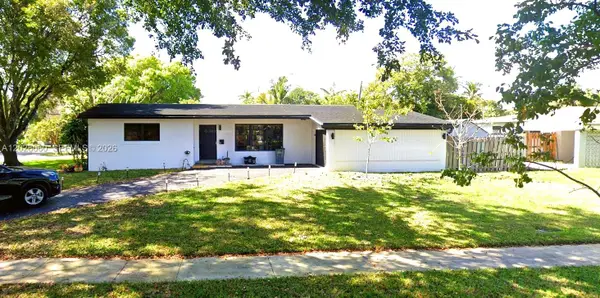 11 Redwood Circle, Plantation, FL 33317