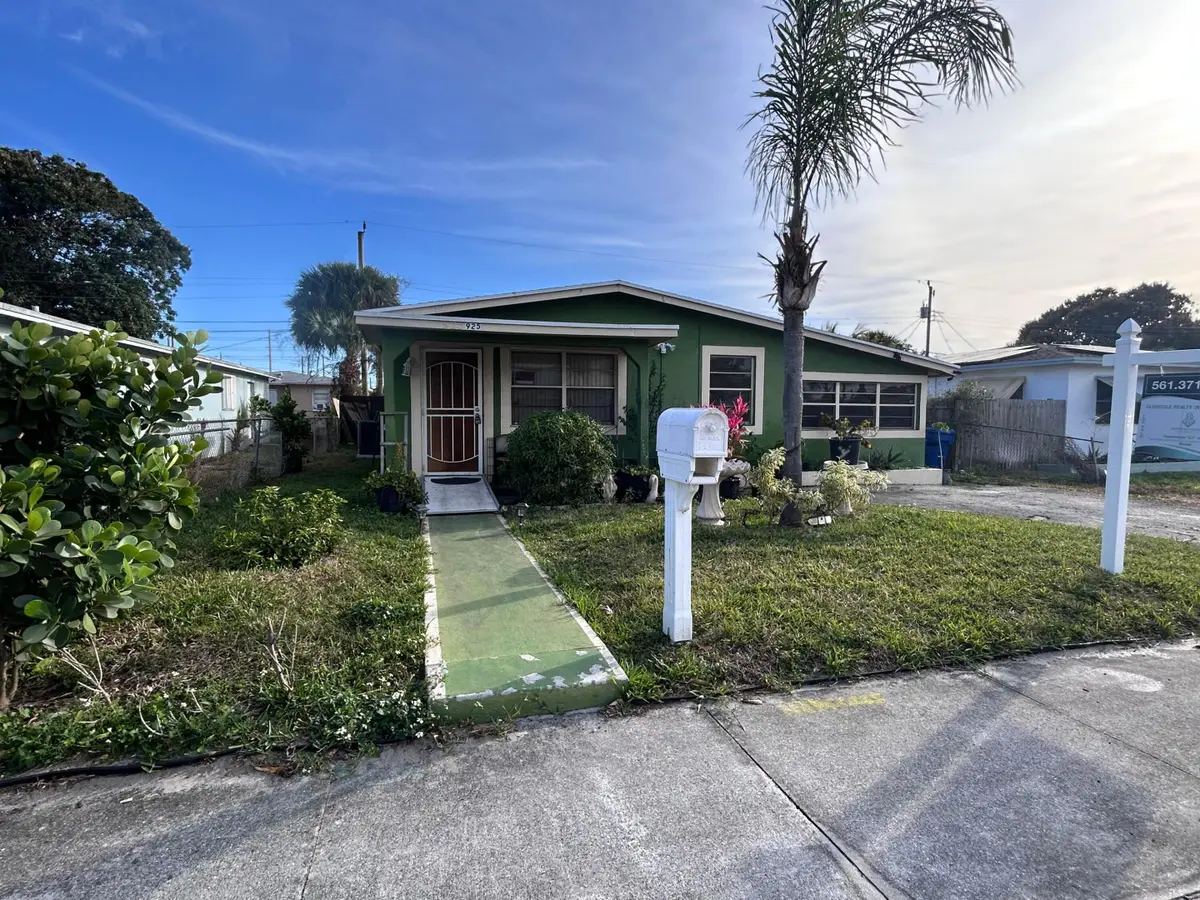 925 W 3rd Street, Riviera Beach, FL 33404 - #1