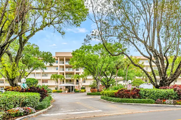 3970 Oaks Clubhouse Drive #401, Pompano Beach, FL 33069