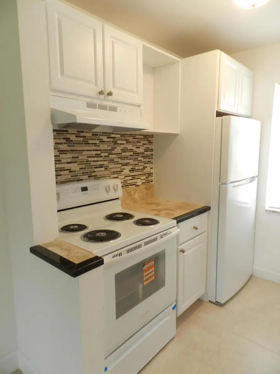 141 West Court, Royal Palm Beach, FL 33411 - #2