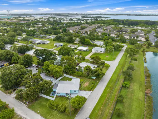 1310 4th Court, Vero Beach, FL 32960