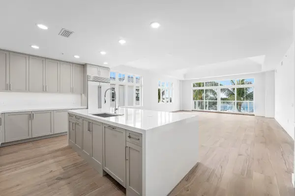 180 Lake Drive #2204, Palm Beach Shores, FL 33404