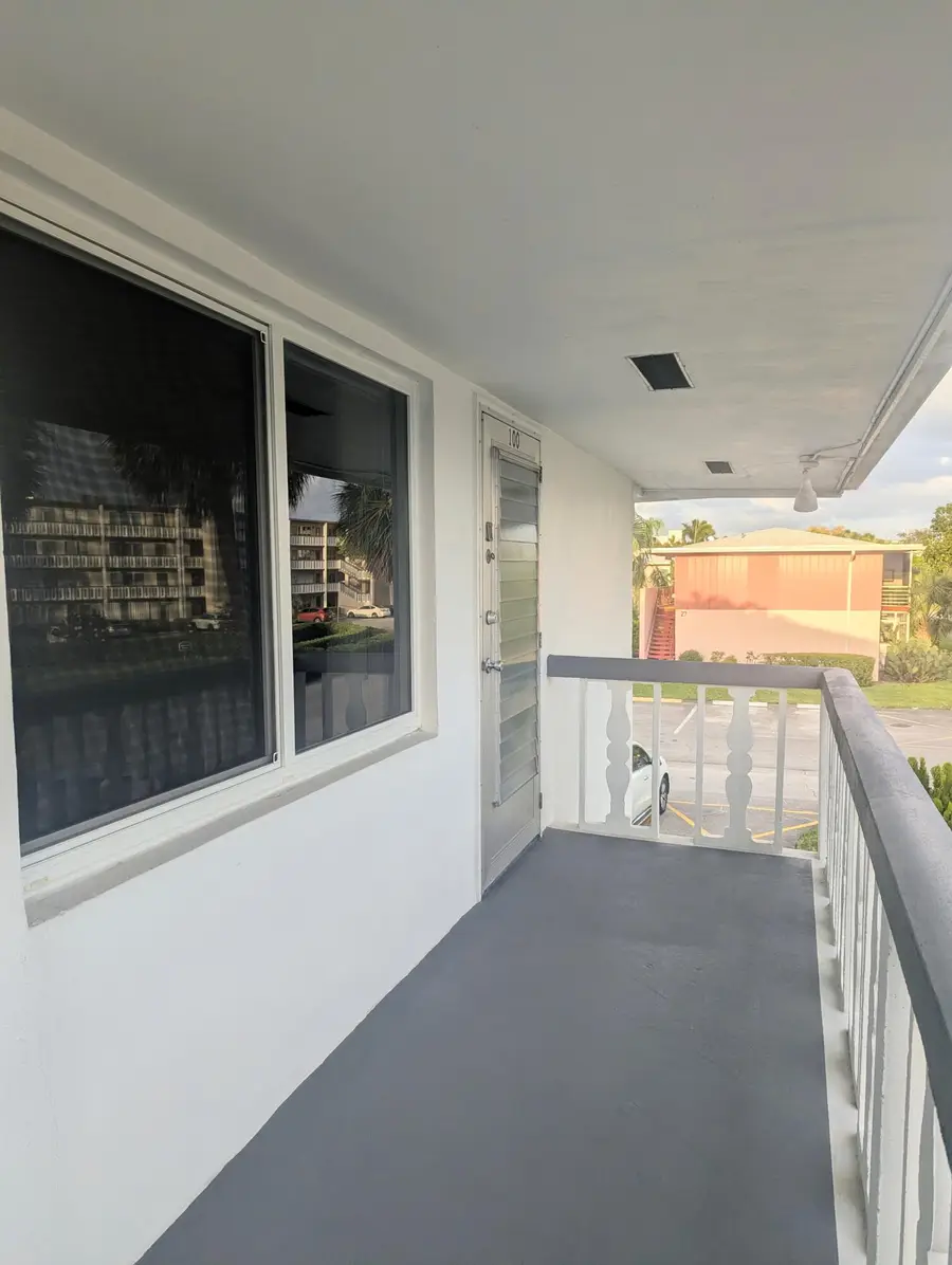 100 E Kingswood E, West Palm Beach, FL 33417 - #2