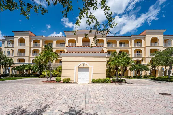 18 W Harbour Isle Drive W #102, Fort Pierce, FL 34949