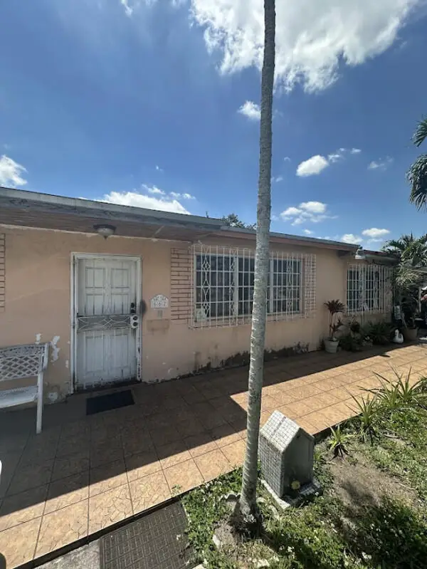 662 W 44th Place, Hialeah, FL 33012
