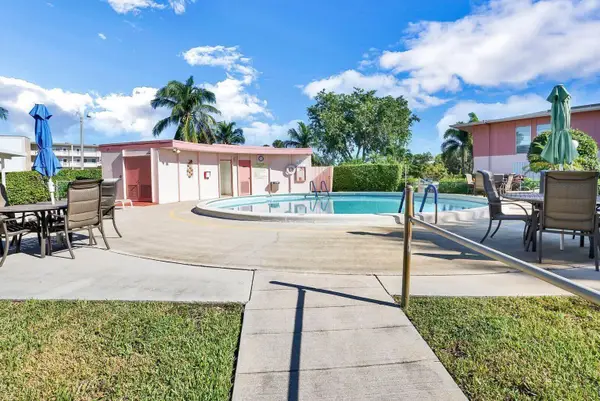 11 Golfs Edge E #E, West Palm Beach, FL 33417